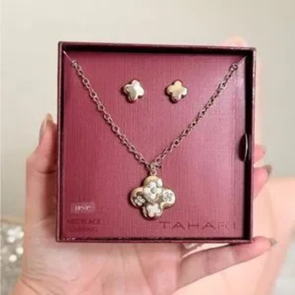 Tahari | Elegant Trendy Gold Clover Necklace Set